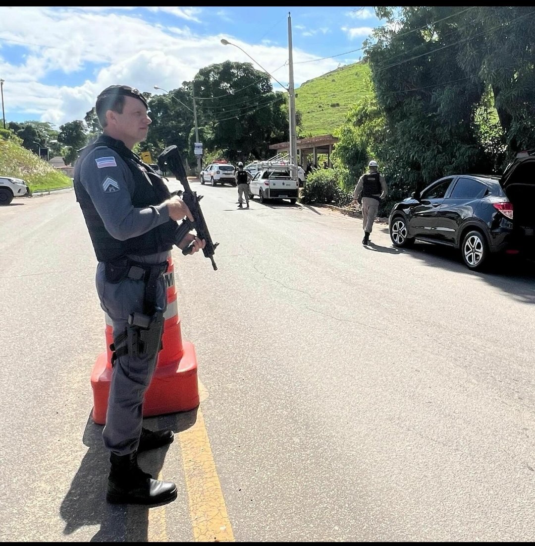 Operação força total prende quatro pessoas e apreende drogas e armas