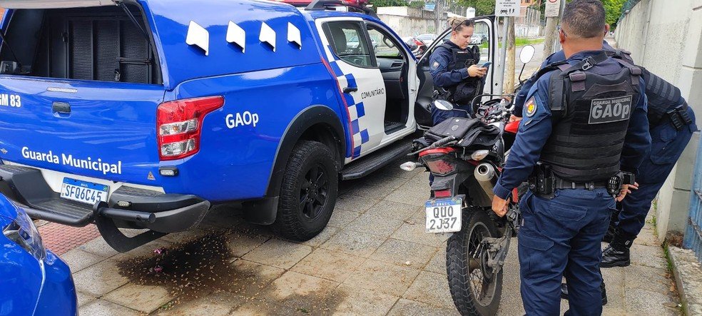 Homem é preso com moto clonada enquanto recolhia dinheiro de dízimo em Vitória, Espírito Santo — Foto: Guarda Municipal de Vitória/Divulgação