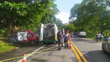 Colisão frontal entre carro e carreta mata uma pessoa e interdita a BR