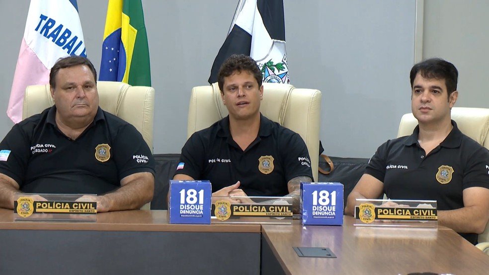 O delegado chefe do departamento especializado de investigações criminais Gabriel Monteiro, no centro da foto, esclareceu como os suspeitos agiam. Espírito Santo — Foto: TV Gazeta