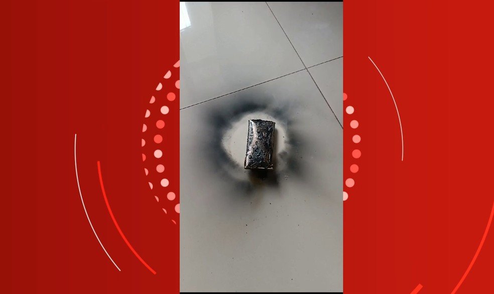 Celular explodiu enquanto carregava na tomada na casa de família em Cachoeiro de Itapemirim, no Sul do Espírito Santo — Foto: Reprodução/Redes sociais