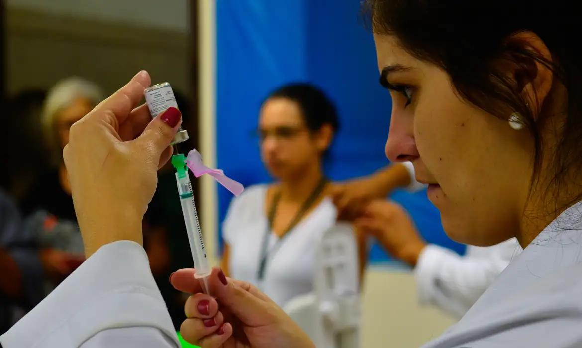 Servidores da enfermagem agora cobram o repasse dos recursos aos seus salários  Foto: Rovena Rosa/Agência Brasil