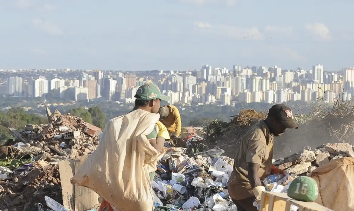 Lixões ainda fazem parte da paisagem das grandes cidades  Foto: Wilson Dias/Agência Brasil