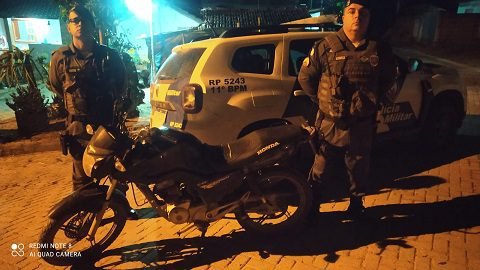 Motocicleta abandonada em terreno baldio é recuperada pela Polícia Militar