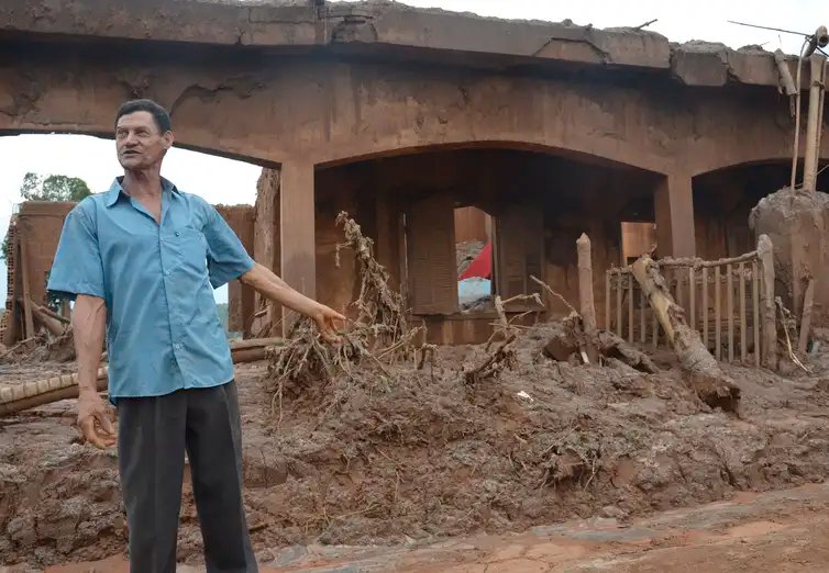 Mariana (MG) - João Leôncio Martins, com sua casa ao fundo no distrito de Bento Rodrigues, em Mariana (MG), atingido pelo rompimento de duas barragens de rejeitos da mineradora Samarco (Antonio Cruz/Agência Brasil)