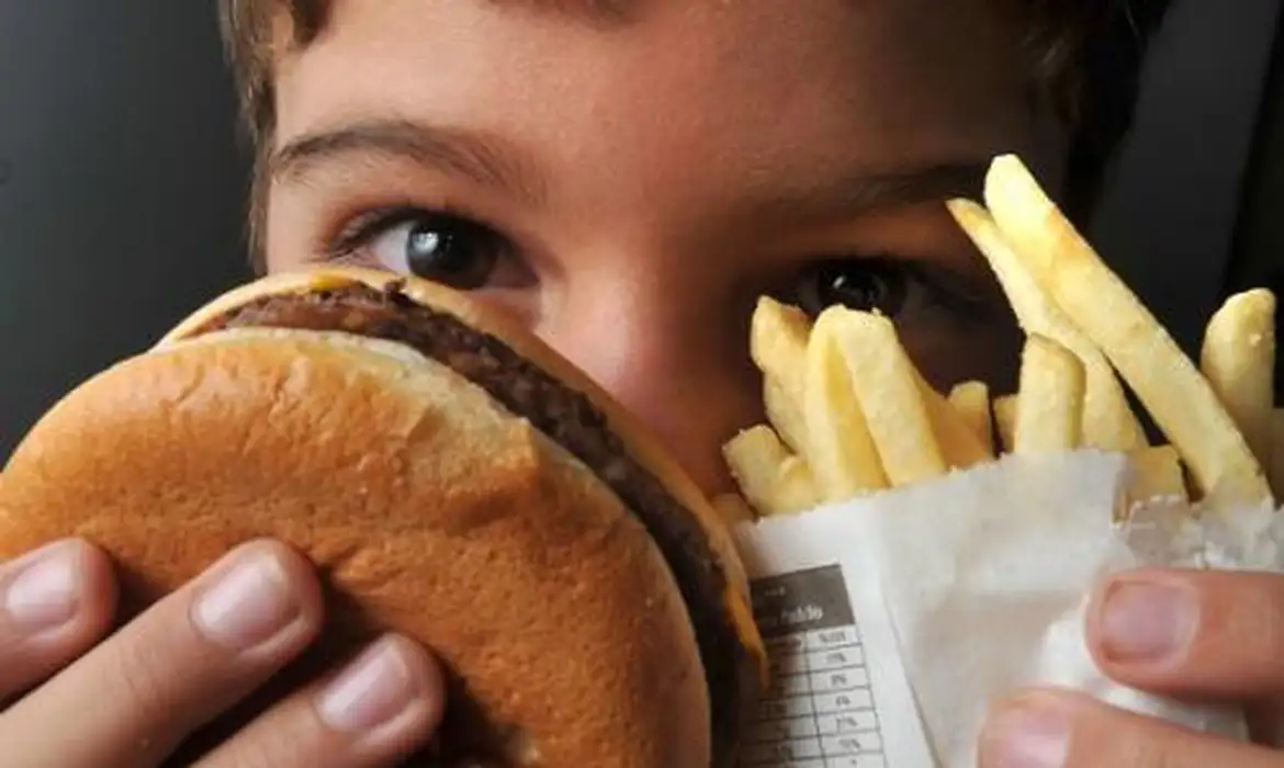 Alimentação de crianças e adolescentes com muita gordura e açúcar: perigo em relação à obesidade  Foto: Marcello Casal Jr./Agência Brasil