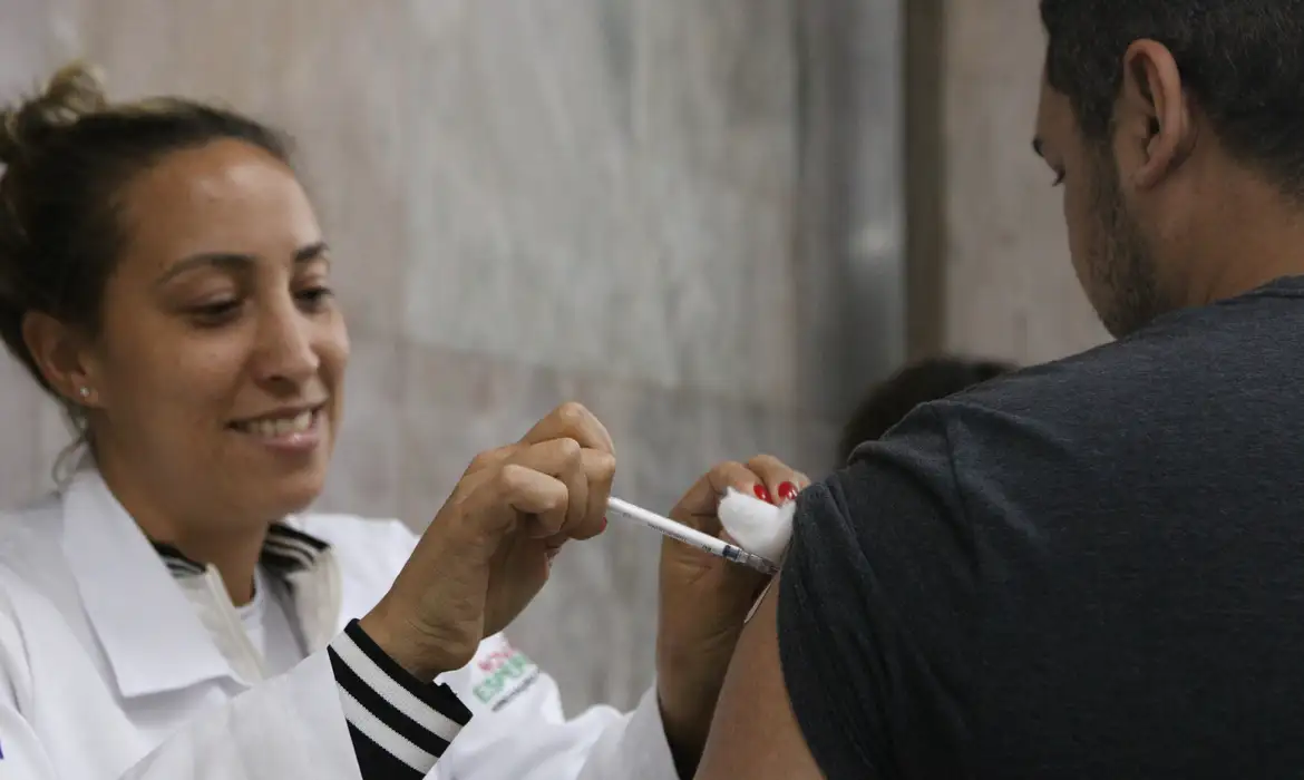 Remanejamento de recursos da vacinação pode ajudar os municípios Foto: Reprodução Rovena Rosa/Agência Brasil