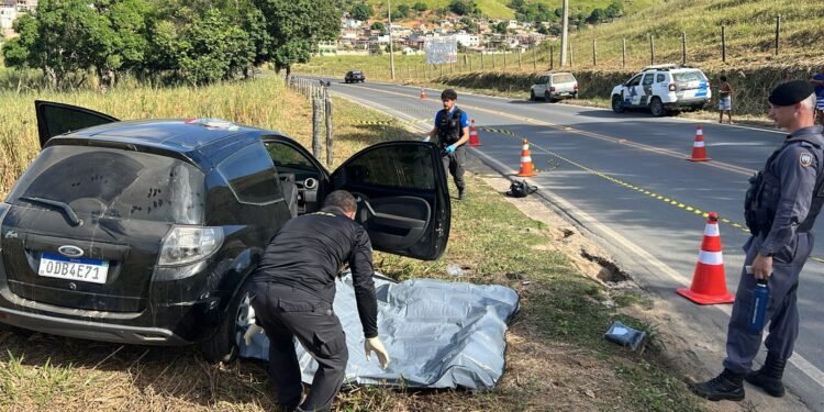 Jovem é morto a tiros dentro de carro em Barra de São Francisco