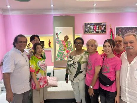 Rio de Janeiro (RJ) 07/06/2024 - Roberto Matsushita ( Cabelos brancos com camiseta rosa) ao lado da presidente da Mangueira, Guanayra Firmino e Alvinho ex-presidente da Mangueira de camisa branca no lado direito da foto  Foto: Roberto Matsushita/Arquivo Pessoal
