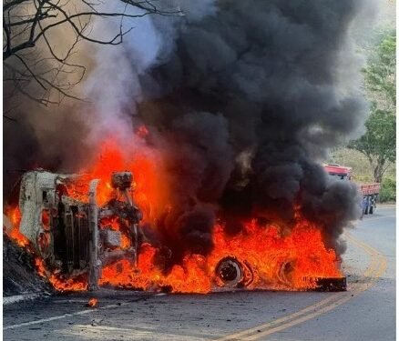 Carreta pega fogo após grave acidente em Águia Branca