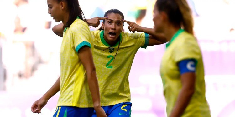 Futebol feminino perde para a Espanha, mas avança para as quartas