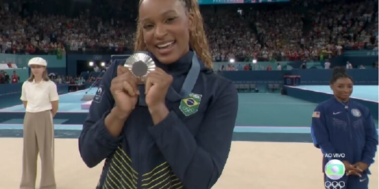 Rebeca Andrade é prata no individual em Paris; Simone Biles leva o ouro