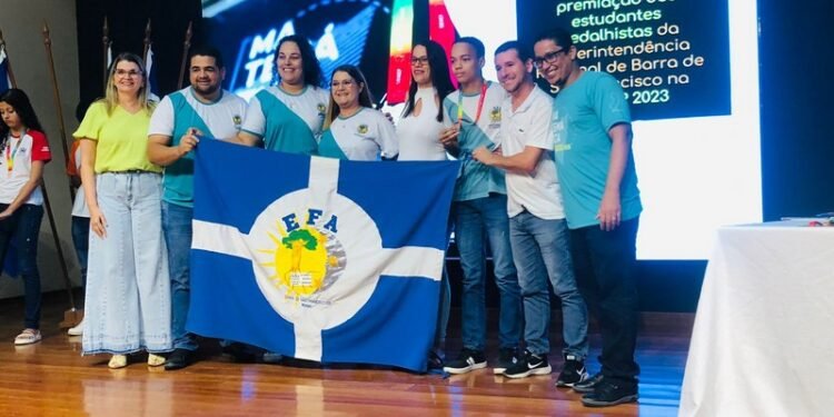 Aluno da EFA Normília Cunha dos Santos, de Barra de São Francisco, recebe medalha na Olimpíada de Matemática