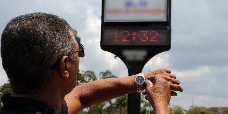 Volta do horário de verão é possibilidade real, diz ministro