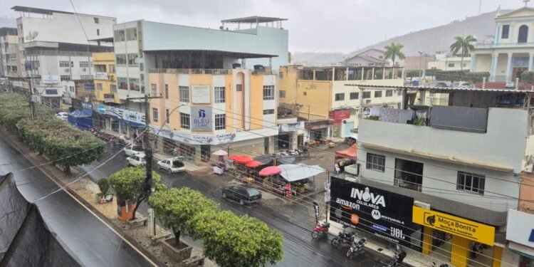 Inmet renova alerta de chuvas intensas, que devem seguir durante todo o final de semana em Barra de São Francisco e região