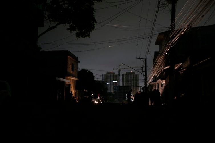 São Paulo (SP), 13/10/2024 -.Avenida Padre Arlindo Vieira no bairro do Jabaquara sem energia elétrica desde sexta-feira devido as chuvas,.Foto: Paulo Pinto/Agência Brasil