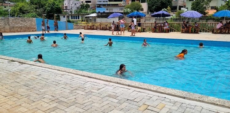 Prefeitura de Barra de São Francisco entrega piscina a população na Praça Floro Lima em Vila Landinha