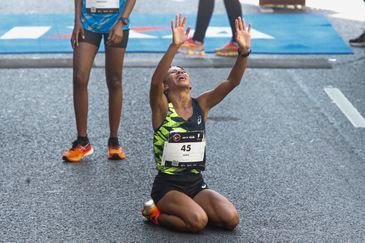 São Paulo (SP), 31/12/2024 - A brasileira Núbia de Oliveira (45) chega na terceira posição na pisputa da 99ª Corrida Internacional da São Silvestre. A tradicional corrida de rua tem expectativa de receber cerca de 37.500 corredores, público recorde. O percurso da São Silvestre tem largada na Avenida Paulista (entre as ruas Frei Caneca e Augusta), vai até o Centro histórico e volta para a Paulista pela subida da Avenida Brigadeiro Luiz Antônio - difíceis quilômetros finais. Acaba em frente ao prédio da Fundação Cásper Líbero. Foto: Paulo Pinto/Agência Brasil