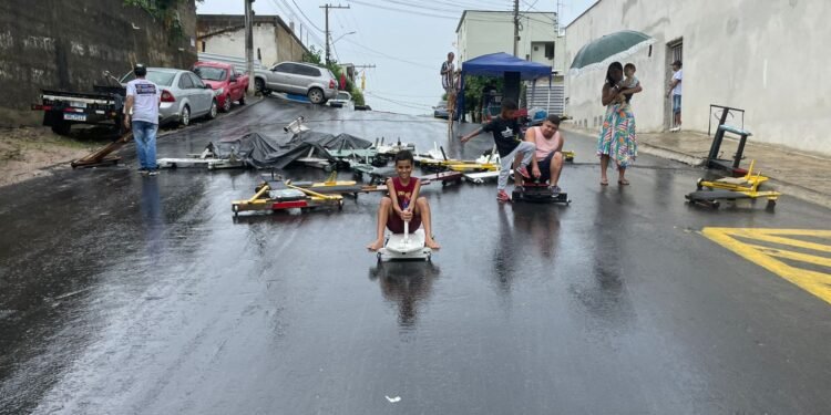 Carrinhos de rolimã agitam o final de semana na rua de lazer em Barra de São Francisco