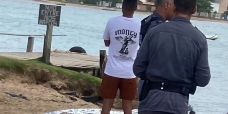 Jovem morre ao pular de barco para nadar com amigo em rio de Aracruz