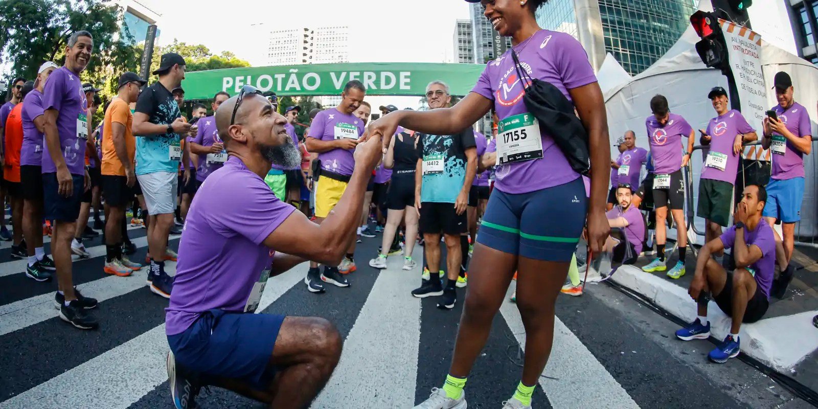 Casal que se conheceu correndo fica noivo na São Silvestre