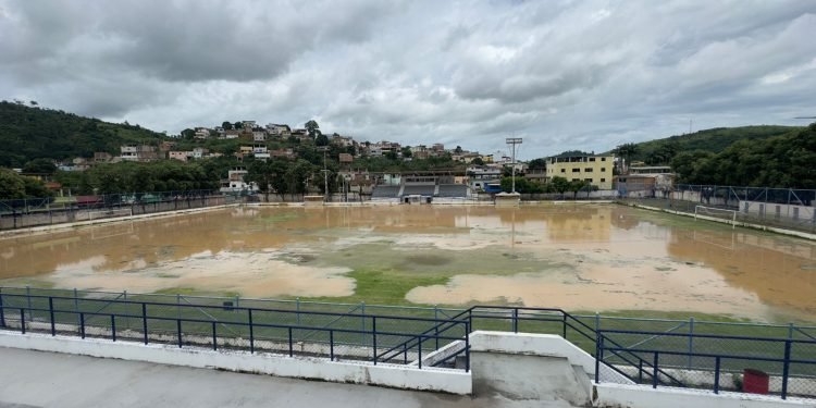 Nível do rio continua subindo e invade ruas nas partes mais baixa de alguns bairros da cidade