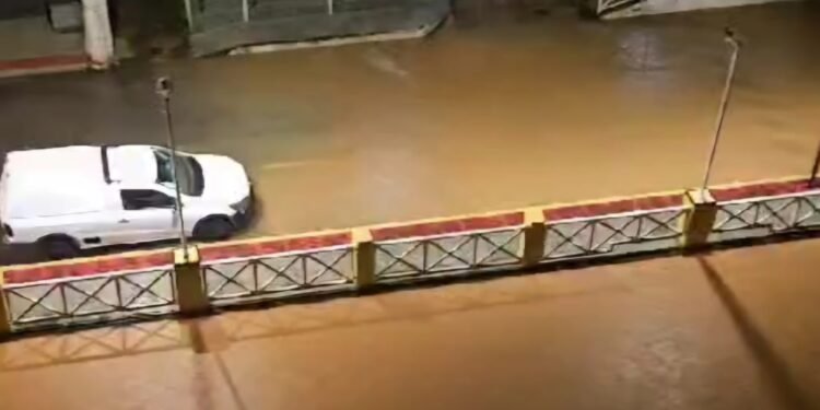 Fortes chuvas fazem rios transbordarem nas montanhas capixabas