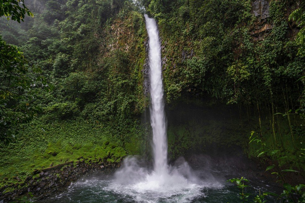 Cachoeira em La Fortuna de San Carlos, Costa Rica — Foto: Unsplash/ J. Amill Santiago