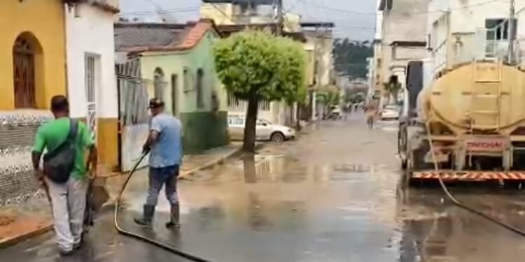 Barra de São Francisco começa a limpar a cidade, depois da enchente