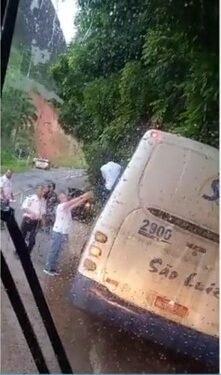 Micro-ônibus com pacientes se envolve em acidente em Pancas