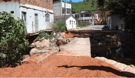 Moradores do Campo Novo recebem passarela improvisada