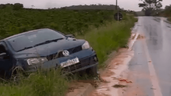 Motorista perde controle, carro roda, e sai da pista durante chuva em Nova Venécia