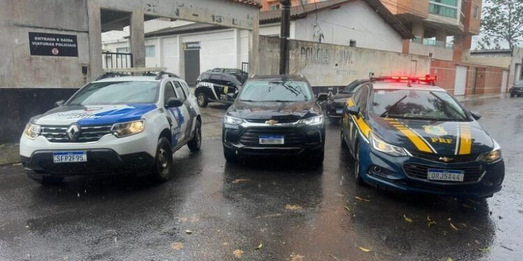 PRF e PMES recuperam carro roubado em ação conjunta em São Mateus