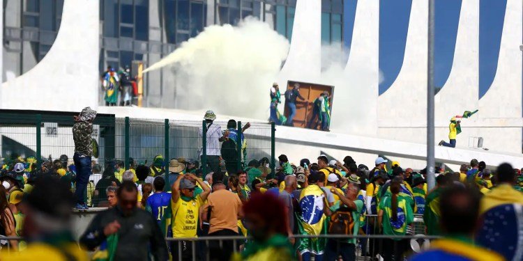 Políticos e jornalistas revivem 8 de janeiro: dia entrou para história