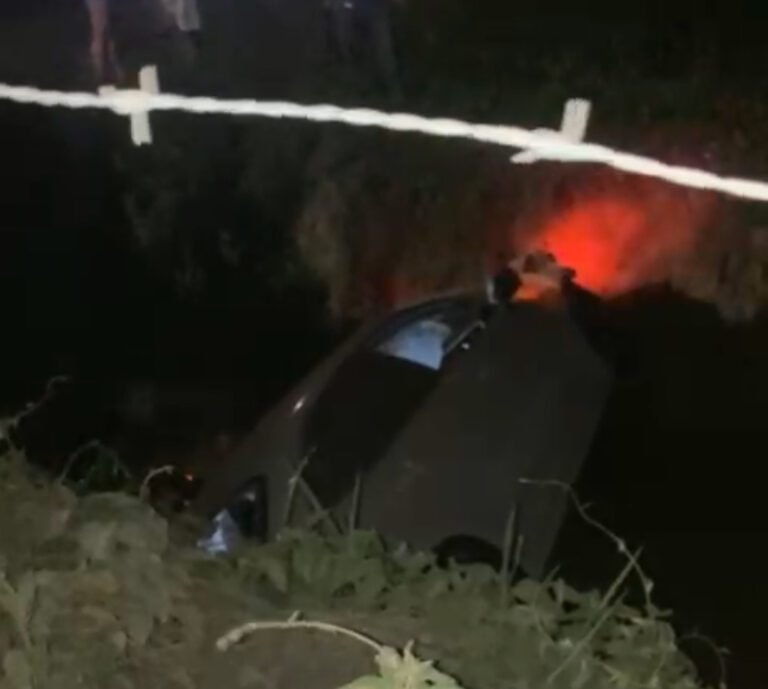 Carro sai da pista, cai em buraco de difícil acesso