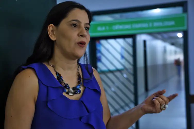 Brasília (DF), 13/02/2025 - A diretora da escola Setor Oeste, Edna Pereira Torres, fala sobre o Programa Pé de Meia. Foto: Antônio Cruz/Agência Brasil