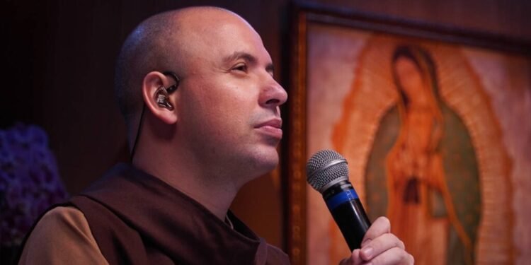 Saiba por que padre influencer capixaba foi proibido de rezar o rosário nas redes sociais