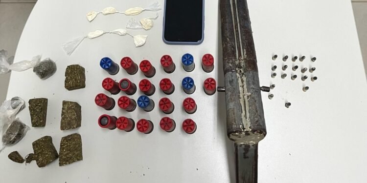 Dois são presos por roubo e tráfico no Morro do Cemitério