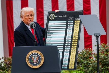 U.S. President Donald Trump delivers remarks on tariffs in the Rose Garden at the White House in Washington, D.C., U.S., April 2, 2025. REUTERS/Carlos Barria