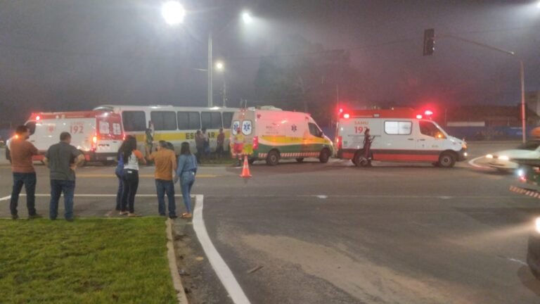Carreta fura sinal, atinge ônibus com trabalhadores e mata motorista na BR 101 no Norte do ES