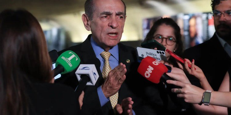 CCJ do Senado aprova fim da reeleição para cargos do Executivo CCJ do Senado aprova fim da reeleição para cargos do Executivo