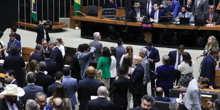 Câmara aprova projeto que reajusta salários de servidores públicos Câmara aprova projeto que reajusta salários de servidores públicos