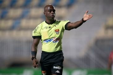 Santana da Paraíba (SP), 17/05/2025 - A Federação Paulista de Futebol (FPF) investiga os relatos da zagueira Stella, do Red Bull Bragantino, e da meio-campista Aline Milene, do São Paulo, de que o árbitro Juliano José Alves Rodrigues teria dito frases machistas durante o jogo entre as equipes pela segunda rodada do Campeonato Paulista Feminino de futebol. Foto: Anderson Lira/Futebol Paulista