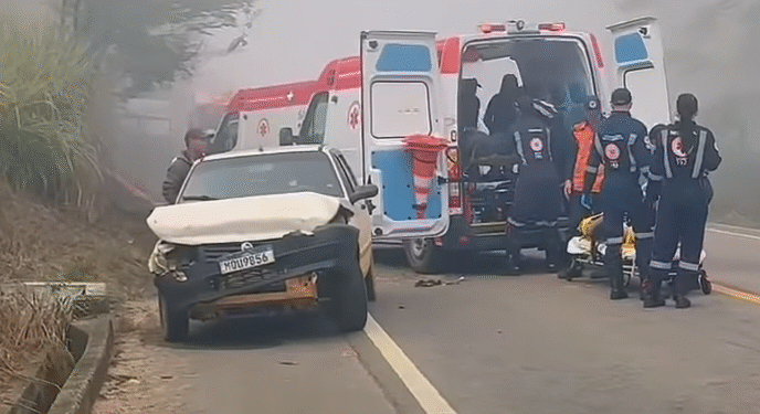Uma carreta, dois carros e uma moto se envolvem em acidente na ES-080, em Barra de São Francisco