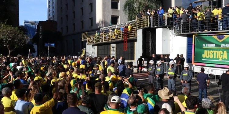 Ato em SP reúne apoiadores de Bolsonaro contra julgamento no STF