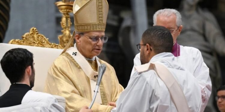 Brasileiro negro está entre os 32 novos padres ordenados pelo Papa