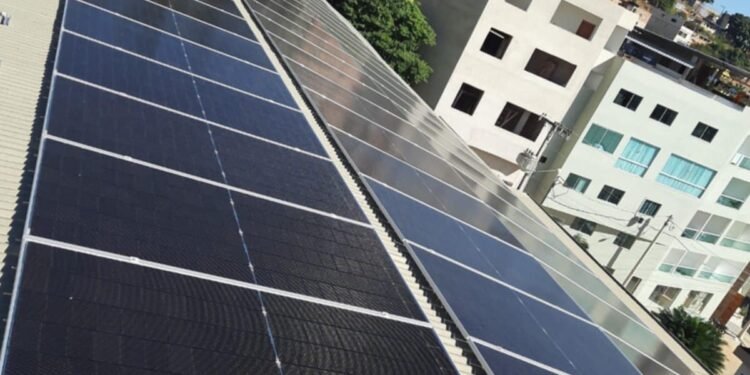 Escola Ozeias Rezende, em Barra de São Francisco, recebe sistema de energia solar com apoio do Governo do Estado Escola Ozeias Rezende, em Barra de São Francisco, recebe sistema de energia solar com apoio do Governo do Estado