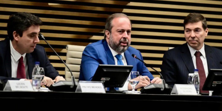 Ministro defende gás mais barato para reindustrialização do país Ministro defende gás mais barato para reindustrialização do país