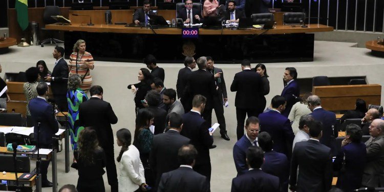 Plenário da Câmara derruba decreto de Lula sobre IOF