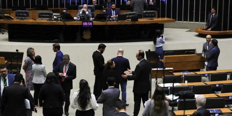 Plenário da Câmara repercute derrubada de decreto sobre IOF